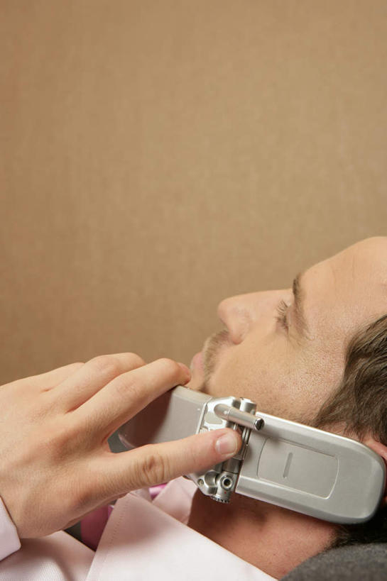 西方人,脸,头,脸颊,一个人,躺,说,打电话,竖图,室内,白天,正面,讨论,床,卧室,电话,手机,欧洲,欧洲人,仅一个男性,仅一个人,双人床,床单,注视,通讯设备,被子,仅一个年轻男性,观察,看,观看,察看,被单,关注,卧着,交流,男人,男性,年轻男性,白种人,头部,脸部,脸蛋,面部,沟通,讲话,交谈,商讨,说话,谈话,躺着,通话,卧,半身,彩图,睡房,卧房