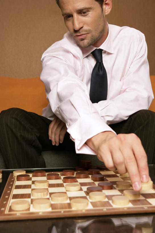 西方人,一个人,商务人士,商务男性,办公室,坐,竖图,室内,白天,正面,衬衫,游戏,快乐,比赛,竞争,家具,沙发,桌子,欧洲,欧洲人,仅一个男性,仅一个人,握,套装,办公桌,墙,领带,拿,玩,拿着,注视,娱乐,墙壁,墙面,仅一个年轻男性,象棋,观察,看,休闲,棋盘,国际象棋,益智,握着,观看,活动,察看,象征,庄重,发泄,关注,消遣,智力,商务装,身份,布艺沙发,工薪阶层,办公家具,宣泄,正式,地位,男人,男性,年轻男性,白种人,白领,上班族,玩耍,嬉戏,坐着,半身,彩图,衬衣