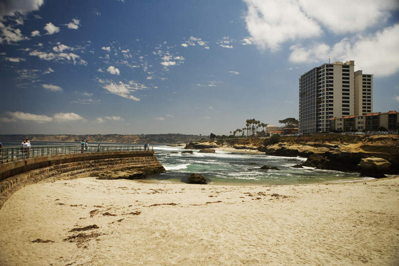 无人,家,高楼大厦,横图,室外,白天,正面,度假,美景,沙滩,城市风光,城市,大厦,建筑,摩天大楼,美国,阴影,光线,沙子,影子,房屋,屋子,海岸,景观,云,云朵,沙地,云彩,娱乐,楼房,住宅,蓝色,白云,蓝天,天空,阳光,天,享受,休闲,景色,放松,晴朗,北美,北美洲,加利福尼亚,美洲,加州,圣地亚哥,加利福尼亚州,金州,黄金州,圣地牙哥,圣迭戈,北亚美利加洲,亚美利加洲,拉霍亚,海滩,晴空,彩图,房子,大楼,高层建筑,高楼,摩天楼