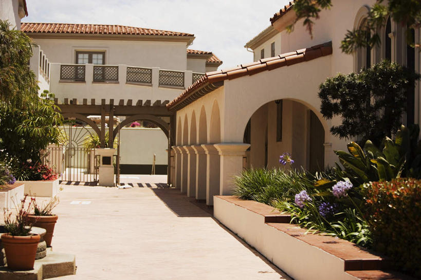 无人,家,教堂,横图,室外,白天,正面,旅游,度假,植物,标志建筑,地标,建筑,美国,节日,盛开,房屋,屋子,花蕾,文化,娱乐,建设,楼房,住宅,花,花瓣,花朵,鲜花,树,树木,蓝色,绿色,蓝天,天空,自然,天,花苞,花蕊,祈祷,享受,休闲,健康,旅游胜地,放松,许愿,宗教,信仰,生长,晴朗,成长,纪念,祈求,北美,北美洲,基督教,天主教,加利福尼亚,美洲,信念,加州,圣地亚哥,加利福尼亚州,万里无云,金州,黄金州,圣地牙哥,圣迭戈,北亚美利加洲,亚美利加洲,拉霍亚,平安,晴空,晴空万里,彩图,房子,大教堂,礼拜堂