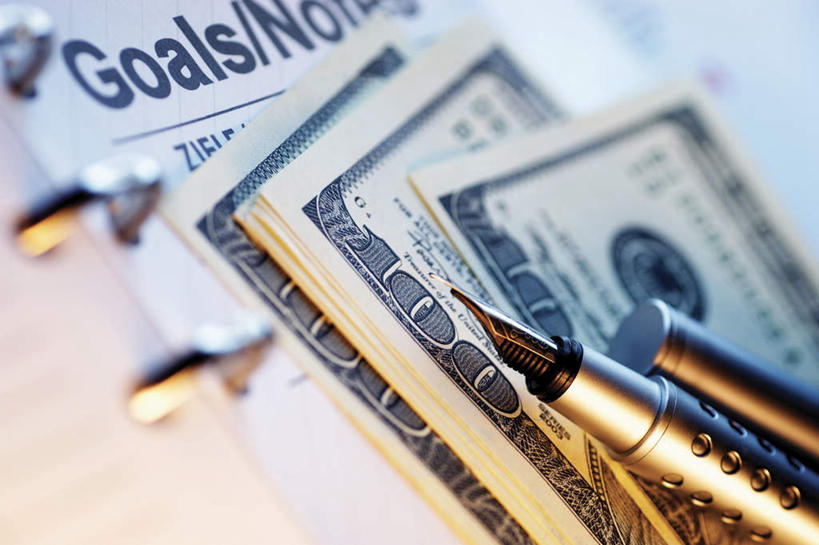 无人,横图,俯视,室内,特写,白天,钱,美元,静物,一排,许多,整齐,英文,笔,标志,钱币,文字,字符,字母,办公用品,钢笔,美金,标识,文具,排列,学习用品,钞票,金融,纸币,经济,堆,英文字母,笔套,文具用品,队列,美圆,流通,纸钞,贸易,货币,现金,彩图,高角度拍摄