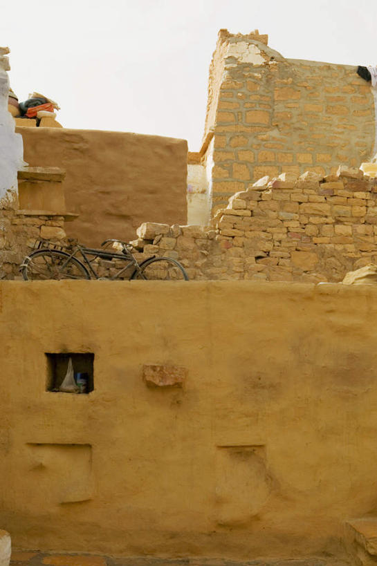 无人,家,竖图,室外,白天,仰视,度假,石头,美景,城市风光,城市,印度,亚洲,阴影,光线,石子,影子,房屋,墙,屋子,景观,娱乐,楼房,墙壁,墙面,住宅,蓝色,蓝天,天空,阳光,天,享受,休闲,景色,放松,晴朗,南亚,万里无云,拉贾斯坦邦,拉贾斯坦,印度共和国,贾沙梅尔,石块,岩石,晴空,晴空万里,彩图,低角度拍摄,房子