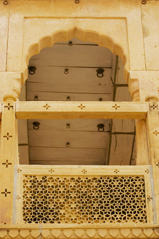 无人,博物馆,竖图,室外,白天,仰视,旅游,度假,名胜古迹,标志建筑,地标,建筑,印度,亚洲,研究,遗迹,拱门,教育,古迹,文物,娱乐,建设,古建筑,享受,休闲,旅游胜地,放松,展览,欣赏,南亚,陈列,古文明,拉贾斯坦邦,拉贾斯坦,印度共和国,贾沙梅尔,典藏,彩图,低角度拍摄