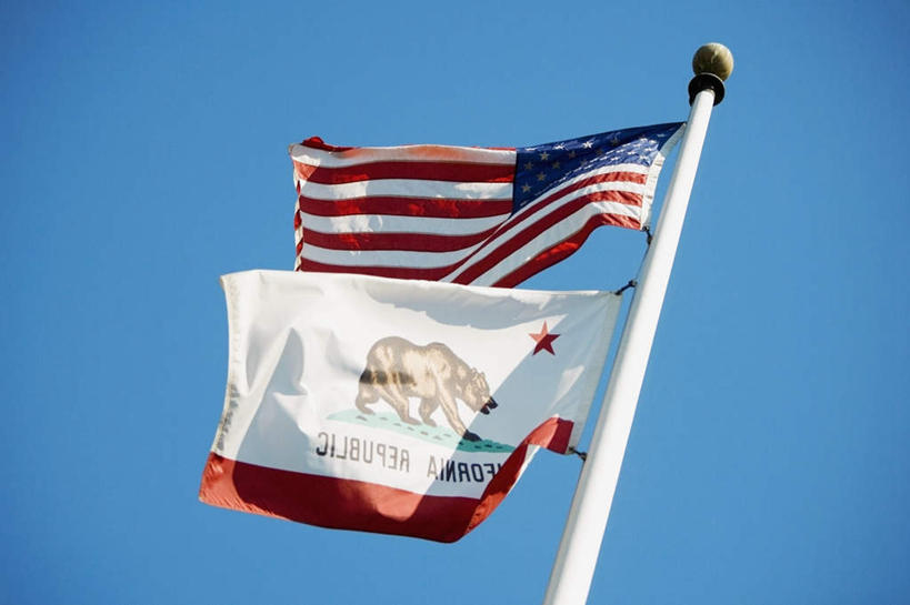 无人,横图,室外,特写,白天,仰视,度假,美景,城市风光,城市,旗帜,国旗,美国,两面,阴影,光线,旗杆,影子,景观,娱乐,星条旗,蓝色,蓝天,天空,阳光,天,享受,休闲,景色,放松,美国国旗,晴朗,北美,北美洲,加利福尼亚,美洲,加州,加利福尼亚州,万里无云,金州,黄金州,北亚美利加洲,亚美利加洲,旗,晴空,晴空万里,彩图,低角度拍摄,美利坚合众国国旗