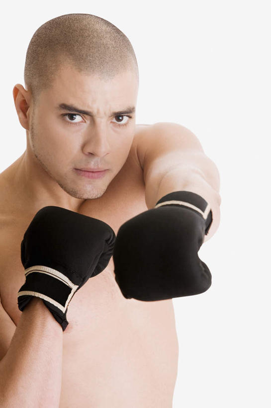 西方人,秃头,一个人,站,举,竖图,室内,白天,白色背景,正面,安全,欧洲,欧洲人,仅一个男性,仅一个人,阴影,反射,影子,防护,拳击手套,注视,运动器械,裸露,仅一个年轻男性,黑色,手套,观察,看,托,站着,健身器械,摄影,影棚,观看,保护,察看,关注,裸,保险,健身器材,保全,周全,安稳,安定,防护手套,平安,男人,男性,年轻男性,白种人,光头,无发,举起,举手,举着,向上举,向上伸,向上托,站立,半身,彩图,影棚拍摄,拍摄,运动器材