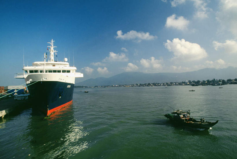 无人,横图,室外,白天,正面,旅游,度假,河流,美景,树林,水,植物,轮船,船,越南,亚洲,阴影,波纹,飞溅,溅,光线,液体,影子,河水,景观,水滴,水流,云,云朵,云彩,娱乐,水珠,树,树木,蓝色,绿色,白云,蓝天,水纹,天空,阳光,自然,船尾波,交通工具,波浪,天,享受,休闲,景色,放松,东南亚,生长,晴朗,成长,喷洒,自然风光,载具,越南社会主义共和国,岘港市,晴空,彩图