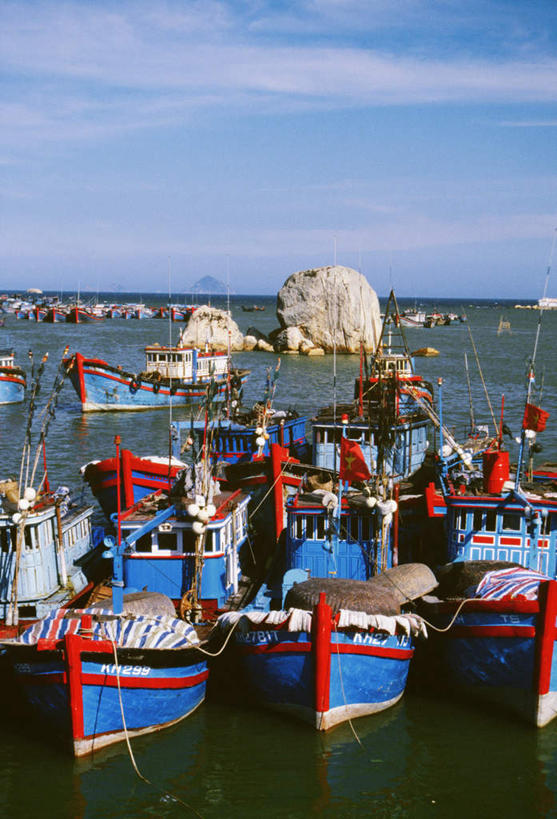 无人,码头,竖图,室外,白天,正面,度假,河流,美景,水,城市风光,城市,港口,船,越南,亚洲,阴影,光线,影子,河水,景观,水流,云,云朵,云彩,娱乐,游轮,游船,蓝色,白云,蓝天,天空,阳光,交通工具,天,享受,休闲,景色,放松,东南亚,晴朗,载具,首府,越南社会主义共和国,芽庄,旅游船,庆和省,晴空,彩图,摆渡口,埠头,渡口,渡头,港湾,海港,货运码头,口岸,商港