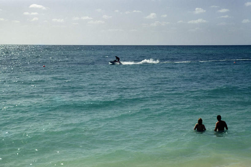 西方人,三个人,站,坐,横图,室外,白天,正面,爱情,旅游,度假,海浪,海洋,美景,船,欧洲,欧洲人,阴影,波纹,飞溅,服装,溅,光线,液体,影子,景观,浪花,水滴,水平线,云,云朵,辽阔,海平线,浪漫,云彩,娱乐,水珠,衣服,蓝色,白云,蓝天,水纹,天空,阳光,自然,海水,船尾波,交通工具,波浪,天,站着,享受,休闲,广阔,温暖,温馨,景色,南美,恩爱,放松,恋人,服饰,晴朗,一望无际,和睦,南美洲,西印度群岛,衣着,拉丁美洲,穿着,喷洒,自然风光,载具,美洲,海景,摩托艇,亚美利加洲,南亚美利加洲,衣饰,无边无际,一马平川,男人,男性,年轻男性,年轻女性,女人,女性,白种人,情侣,大海,风浪,海,海水的波动,近岸浪,涌浪,晴空,站立,坐着,彩图,全身,大巴哈马岛,伴侣,融洽,水天相接,水天一线,巴哈马群岛