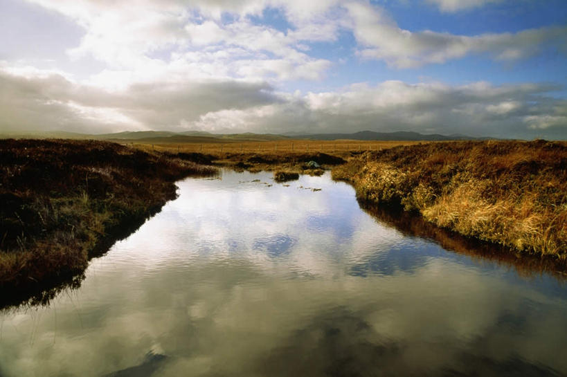 无人,栏杆,横图,室外,白天,正面,旅游,度假,河流,美景,水,植物,英国,欧洲,阴影,波纹,枯萎,光线,影子,栅栏,河水,景观,篱笆,水流,云,云朵,围栏,枯草,涟漪,云彩,娱乐,护栏,苏格兰,草,黄色,蓝色,白云,倒影,蓝天,水纹,天空,阳光,自然,波浪,天,享受,休闲,景色,放松,晴朗,倒映,西欧,自然风光,大不列颠,大不列颠及北爱尔兰联合王国,水晕,大不列颠联合王国,日不落英帝国,苏格兰王国,反照,外赫布里底群岛,晴空,彩图,刘易斯和哈里斯岛