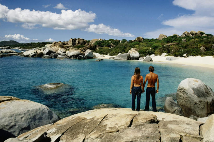 帆船,西方人,两个人,站,握手,横图,室外,白天,爱情,旅游,度假,海浪,海洋,石头,美景,船,欧洲,加勒比海,欧洲人,一艘,阴影,裤子,光线,石子,影子,景观,浪花,云,云朵,浪漫,云彩,牛仔裤,娱乐,裸露,背面,蓝色,白云,蓝天,天空,阳光,自然,海水,交通工具,天,站着,享受,休闲,温暖,温馨,景色,南美,恩爱,放松,恋人,晴朗,和睦,南美洲,拉丁美洲,自然风光,载具,美洲,裸,海景,英属维尔京群岛,英属维京群岛,维京群岛,亚美利加洲,南亚美利加洲,处女群岛,维尔京戈尔达岛,维尔京群岛,英属处女群岛,男人,男性,年轻男性,年轻女性,女人,女性,白种人,情侣,大海,风浪,海,海水的波动,近岸浪,石块,涌浪,晴空,搀手,拉手,手拉手,手握手,站立,彩图,全身,伴侣,融洽