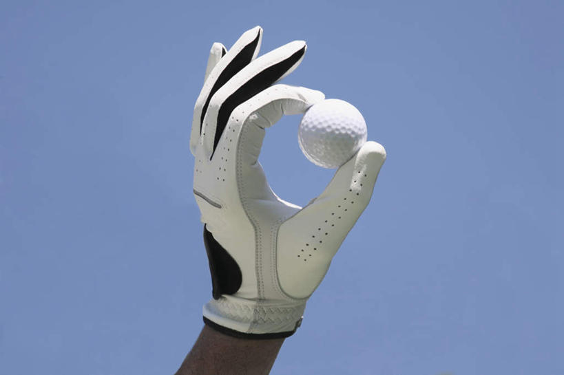 西方人,手,一个人,举,横图,室外,特写,白天,正面,安全,欧洲,欧洲人,仅一个男性,仅一个人,握,阴影,反射,高尔夫,高尔夫球,影子,防护,拿,拿着,仅一个年轻男性,手套,托,手部,握着,保护,单手,保险,高尔夫运动,高尔夫球具,保全,周全,安稳,安定,防护手套,平安,男人,男性,年轻男性,白种人,举起,举手,举着,向上举,向上伸,向上托,半身,彩图