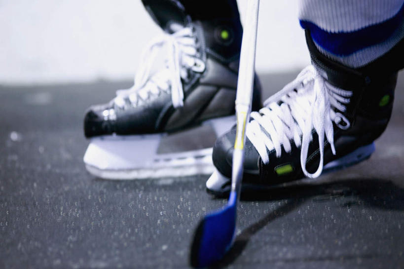 西方人,一个人,运动员,体育馆,运动场,站,横图,俯视,室内,特写,白天,滚轴溜冰,欧洲,欧洲人,仅一个男性,仅一个人,仅一个中年男性,一双,阴影,朦胧,模糊,反射,影子,冰,旱冰鞋,溜冰鞋,球棒,运动器械,体育场,一个,浮冰,站着,健身器械,轮滑鞋,寒冷,单个,冰冷,健身器材,滑冰鞋,运动馆,严寒,单排轮滑,冰凉,酷寒,凛冽,凛凛,极冷,流冰,浮冰块,冰球棒,溜冰,轮滑,男人,男性,中年男性,白种人,体育运动员,运动选手,站立,半身,彩图,高角度拍摄,运动器材