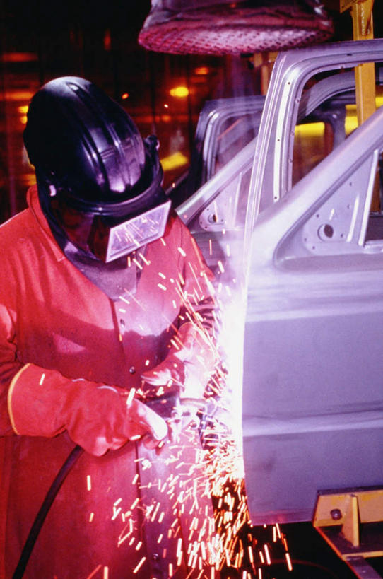 西方人,一个人,工厂,竖图,室内,白天,正面,工作服,制服,热情,安全,汽车,火,帽子,欧洲,欧洲人,仅一个男性,仅一个人,仅一个中年男性,握,服装,朦胧,模糊,火花,火焰,头盔,防护,燃烧,拿,拿着,注视,车,衣服,安全帽,交通工具,轿车,观察,看,握着,服饰,观看,保护,察看,衣着,穿着,关注,面罩,载具,保险,保全,周全,安稳,安定,工作制服,衣饰,平安,男人,男性,中年男性,白种人,半身,彩图,工作套服,工地,制造厂,电焊面罩