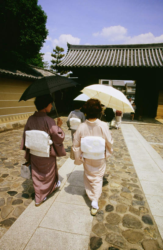 东方人,寺庙,走,竖图,室外,白天,民族服装,旅游,度假,名胜古迹,植物,标志建筑,地标,建筑,京都,日本,亚洲,握,阴影,和服,节日,遗迹,光线,伞,影子,雨伞,遮阳伞,云,云朵,许多人,燃烧,拿,云彩,拿着,黄种人,古迹,文化,文物,娱乐,阳伞,建设,古建筑,树,树木,背面,蓝色,绿色,白云,蓝天,天空,阳光,自然,香火,庙宇,天,祈祷,一群人,享受,休闲,健康,旅游胜地,放松,握着,许愿,宗教,服饰,信仰,京都府,生长,晴朗,成长,纪念,祈求,太阳伞,古文明,东亚,本州,吴服,唐草,唐花,唐锦,本州岛,日本国,近畿地方,大德寺,近畿,平安,女人,女性,中年女性,亚洲人,晴空,步行,散步,走路,彩图,全身,传统服装,民俗服,庙,寺