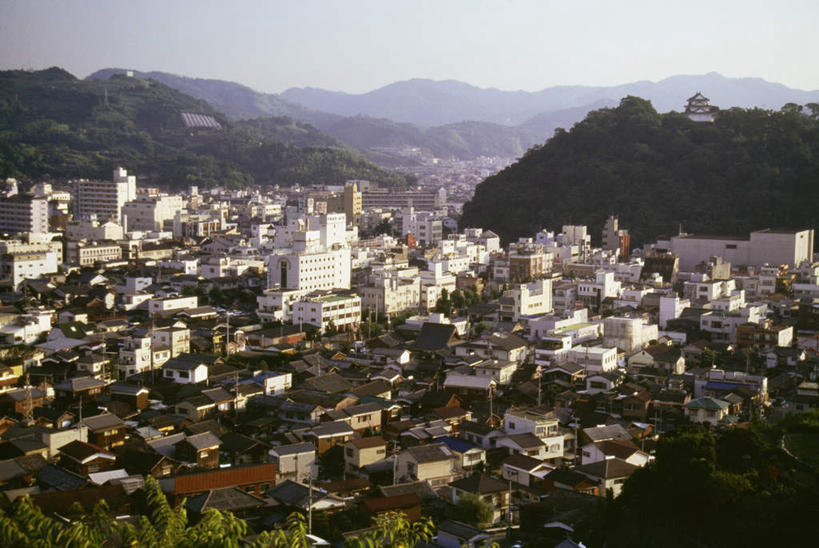 无人,家,高楼大厦,横图,俯视,航拍,室外,白天,度假,办公楼,美景,山,山脉,树林,植物,城市风光,城市,大厦,建筑,摩天大楼,写字楼,爱媛县,日本,亚洲,阴影,光线,影子,房屋,屋子,景观,山峰,公寓,山峦,娱乐,洋房,楼房,住宅,树,树木,蓝色,绿色,蓝天,天空,阳光,自然,楼宇,群山,天,享受,休闲,商务楼,景色,放松,生长,晴朗,成长,鸟瞰,东亚,万里无云,日本国,爱媛,四国地方,四国,四国岛,晴空,晴空万里,彩图,高角度拍摄,房子,大楼,高层建筑,高楼,摩天楼,宇和岛市,宇和岛