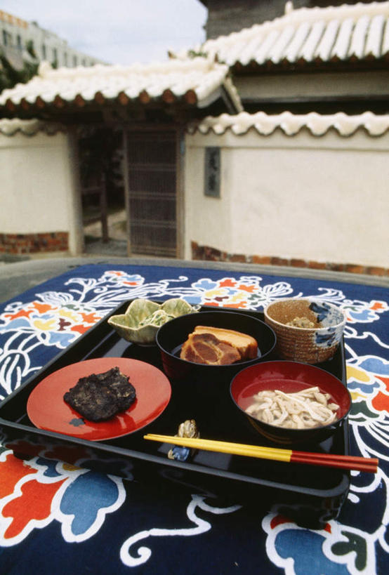 无人,家,竖图,室外,白天,正面,度假,烹饪,美景,餐桌,筷子,桌子,城市风光,城市,建筑,餐具,日本,亚洲,许多,布料,碟子,盘,瓦片,陶瓷,房屋,屋顶,屋子,景观,公寓,肉,日本料理,料理,食品,陶瓷制品,很多,顶棚,布纹,瓦,文化,娱乐,冲绳,那霸,传统,猪肉,菜肴,美食,肉类,洋房,楼房,住宅,桌布,食物,盘子,餐巾,容器,碟,台布,碗,日式料理,享受,休闲,日式,景色,放松,建造,佳肴,餐台,储藏,礼节,冲绳县,储存,礼仪,肉食,东亚,屋瓦,豚肉,琉球群岛,日本国,九州地方,县厅,那霸市,进餐用具,彩图,房子,贮存