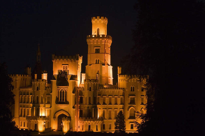 无人,高楼大厦,横图,室外,夜晚,正面,度假,美景,植物,城市风光,城市,大厦,建筑,摩天大楼,雕塑,欧洲,捷克,阴影,艺术,装饰,光线,雕刻,雕像,影子,景观,灯光,娱乐,树,树木,绿色,自然,工艺品,楼宇,享受,休闲,景色,放松,生长,成长,纪念,美术,主题,陈列,中欧,捷克共和国,功能,美学,彩图,大楼,高层建筑,高楼,摩天楼