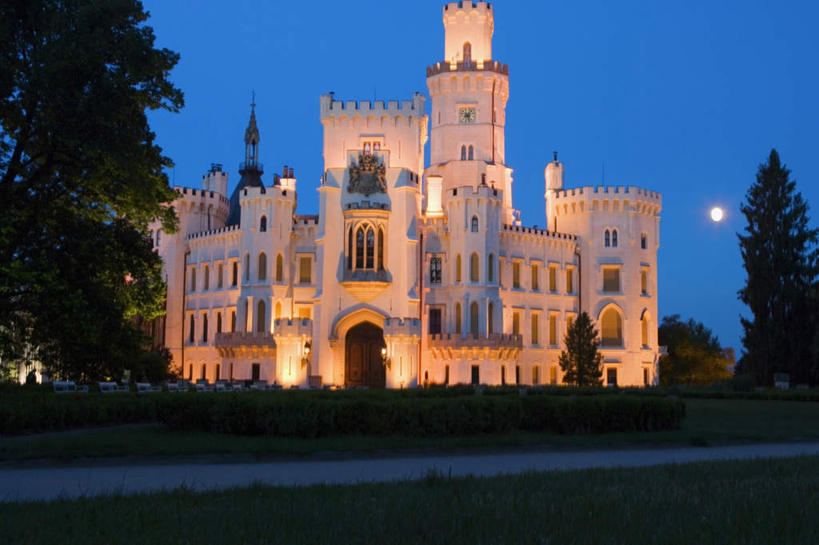 无人,高楼大厦,横图,室外,夜晚,正面,度假,美景,植物,城市风光,城市,大厦,建筑,摩天大楼,雕塑,欧洲,捷克,阴影,艺术,装饰,光线,雕刻,雕像,影子,景观,月亮,灯光,月光,娱乐,树,树木,蓝色,绿色,蓝天,天空,自然,工艺品,楼宇,天,享受,休闲,景色,放松,生长,晴朗,成长,纪念,明亮,美术,主题,陈列,中欧,捷克共和国,万里无云,功能,美学,皎洁,晴空,晴空万里,彩图,大楼,高层建筑,高楼,摩天楼