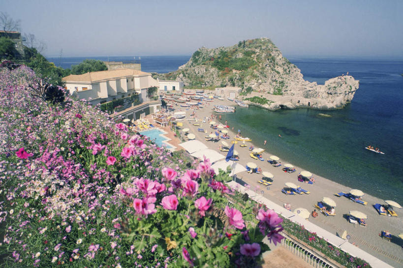 无人,横图,俯视,室外,白天,度假,海浪,海洋,花海,花圃,美景,山,山脉,植物,城市风光,城市,道路,路,公路,叶子,意大利,欧洲,一排,许多,阴影,整齐,盛开,光线,伞,影子,雨伞,遮阳伞,景观,浪花,山峰,水平线,辽阔,交通,海平线,山峦,花蕾,娱乐,阳伞,花,花瓣,花朵,花卉,鲜花,树,树木,排列,蓝色,绿色,蓝天,天空,阳光,自然,海水,花丛,花束,花田,群山,天,花苞,花蕊,享受,休闲,广阔,景色,放松,生长,晴朗,成长,一望无际,太阳伞,西西里,队列,南欧,海景,万里无云,意大利共和国,西西里岛,陶尔米纳,无边无际,一马平川,大海,风浪,海,海水的波动,近岸浪,涌浪,晴空,晴空万里,马路,彩图,高角度拍摄,水天相接,水天一线