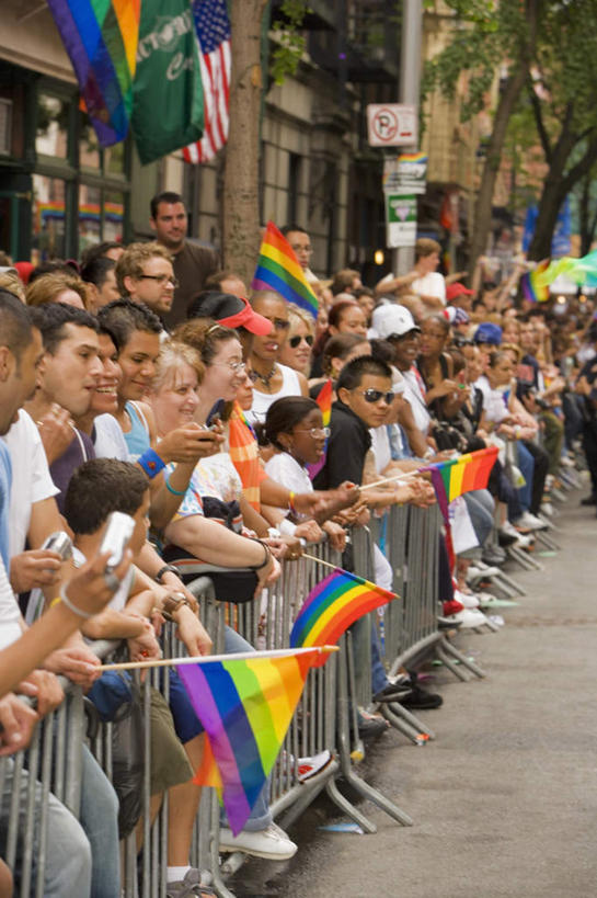 西方人,站,举,竖图,彩色,室外,白天,侧面,爱情,纯洁,窗户,道路,路,公路,旗帜,欧洲,欧洲人,一排,行人,游客,游人,阴影,服装,整齐,光线,影子,墙,交通,许多人,浪漫,注视,休闲装,标识,旗子,标记,路人,旅客,玻璃窗,墙壁,墙面,排列,衣服,阳光,观察,看,托,站着,一群人,休闲,温暖,温馨,休闲服,恩爱,可爱,童年,童趣,恋人,服饰,观看,和睦,察看,挥动,挥舞,队列,关注,同性恋,童真,烂漫,无邪,旌旗,旗号,表记,标帜,过客,天真,男人,男性,年轻男性,年轻女性,女孩,女人,女性,白种人,情侣,马路,举起,举手,举着,向上举,向上伸,向上托,站立,半身,彩图,彩虹旗,伴侣,融洽