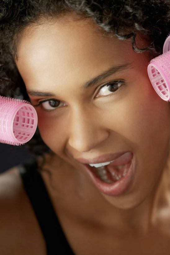 西方人,脸,头,脸颊,头发,一个人,竖图,俯视,室内,特写,白天,欧洲,非洲,黑人,欧洲人,仅一个年轻女性,仅一个女性,仅一个人,服装,惊讶,背心,注视,两个,衣服,粉色,黑色,观察,看,张嘴,服饰,观看,卷发棒,卷发器,惊奇,察看,衣着,穿着,关注,张大嘴巴,烫发器,衣饰,塑料卷发棒,年轻女性,女人,女性,非洲人,头部,卷发,脸部,脸蛋,面部,张开嘴,半身,彩图,高角度拍摄,短发