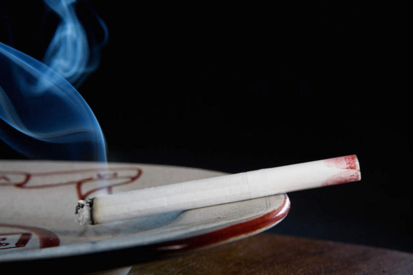 无人,横图,俯视,室内,特写,白天,桌面,桌子,静物,香烟,餐具,阴影,黑色背景,反射,木制,碟子,盘,影子,烟雾,盘子,木制品,碟,烟,摄影,影棚,口红印,卷烟,烟草,纸烟,彩图,高角度拍摄,影棚拍摄,拍摄,唇印