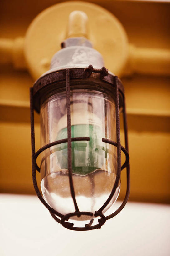 无人,竖图,室外,特写,白天,仰视,静物,照明,阴影,朦胧,模糊,反射,影子,灯光,顶灯,灯,灯具,照亮,照明设备,彩图,低角度拍摄