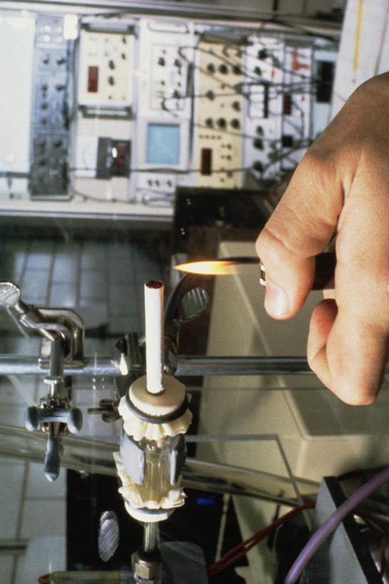 西方人,手,一个人,工厂,竖图,室内,特写,白天,正面,香烟,欧洲,欧洲人,仅一个男性,仅一个人,仅一个中年男性,连接,握,组合,工具,拿,拿着,手部,烟,握着,单手,链接,固定,五金,紧固,拼接,拼凑,拼合,凑集,聚合,撮合,链结,牢固,夹持,夹钳,男人,男性,中年男性,白种人,卷烟,烟草,纸烟,半身,彩图,工地,制造厂