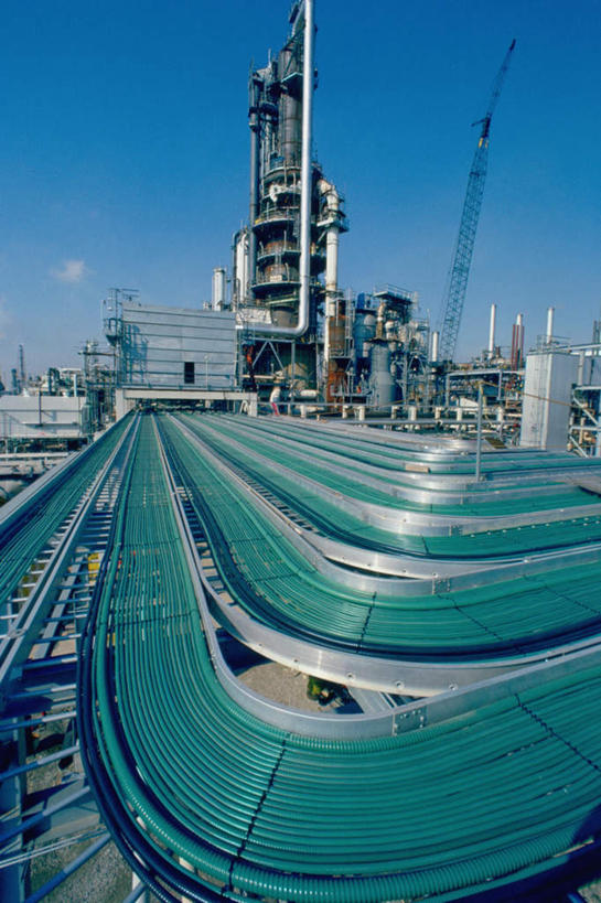 无人,工厂,竖图,室外,白天,正面,仰视,度假,石油,美景,城市风光,城市,美国,管子,景观,云,云朵,云彩,娱乐,管道,蓝色,绿色,白云,蓝天,天空,天,享受,休闲,景色,放松,晴朗,北美,北美洲,美洲,费城,博爱之城,宾夕法尼亚,宾夕法尼亚州,宾州,拱顶石州,拱心石之州,宾氏林地,北亚美利加洲,亚美利加洲,煤油,晴空,彩图,低角度拍摄,工地,制造厂