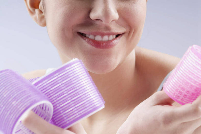 西方人,脸,头,脸颊,手,一个人,笑,微笑,露齿笑,横图,室内,特写,白天,正面,欧洲,欧洲人,双手,仅一个年轻女性,仅一个女性,仅一个人,握,拿,拿着,裸露,三个,粉色,紫色,手部,握着,摄影,影棚,卷发棒,卷发器,裸,烫发器,塑料卷发棒,年轻女性,女人,女性,白种人,头部,脸部,脸蛋,面部,半身,彩图,影棚拍摄,拍摄