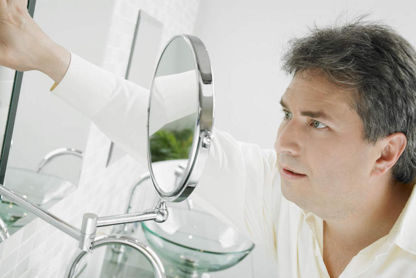 西方人,一个人,站,横图,室内,白天,正面,化妆,美容,镜子,欧洲,欧洲人,仅一个男性,仅一个人,仅一个中年男性,撑,服装,反射,墙,注视,休闲装,墙壁,墙面,衣服,白色,观察,看,站着,休闲,休闲服,服饰,观看,镜像,察看,梳妆镜,撑着,镜面,关注,光学,男人,男性,中年男性,白种人,站立,半身,彩图