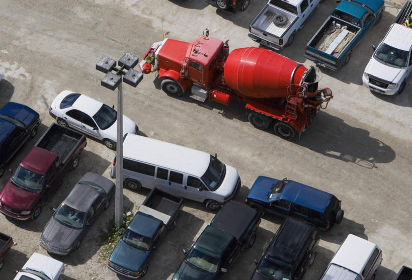 无人,横图,俯视,室外,白天,卡车,路灯,照明,一排,许多,阴影,整齐,并列,并排,光线,影子,灯光,很多,车,灯,排列,红色,阳光,建筑工地,交通工具,照亮,照明设备,队列,载具,平行,地盘,建筑地盘,施工地盘,水泥车,彩图,高角度拍摄,工地