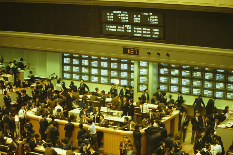 东方人,同事,商务人士,商务男性,办公室,站,横图,俯视,室内,白天,衬衫,成功,合作,团队,集体,信心,家具,桌子,东京,日本,亚洲,握,套装,英文,标志,文字,字符,字母,办公桌,中央区,许多人,拿,拿着,注视,黄种人,标识,队伍,观察,看,站着,一群人,握着,东京证券交易所,观看,英文字母,察看,领导,成就,关注,商务装,合伙,领袖,工薪阶层,东亚,本州,关东地方,本州岛,日本国,东京都,办公家具,日本桥,兜町,男人,男性,中年男性,亚洲人,白领,上班族,站立,半身,彩图,高角度拍摄,衬衣