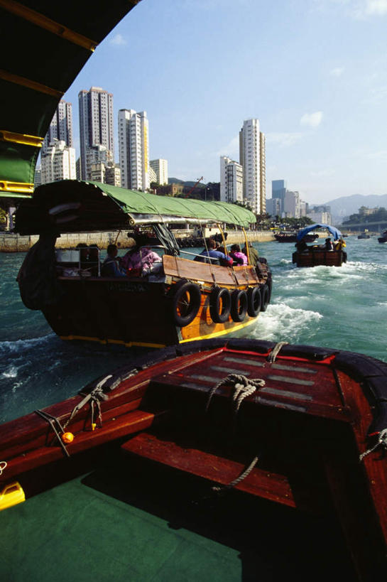 东方人,高楼大厦,站,坐,竖图,室外,白天,正面,度假,办公楼,河流,美景,水,城市风光,城市,大厦,建筑,轮船,摩天大楼,写字楼,船,香港,中国,亚洲,行人,游客,游人,阴影,服装,光线,影子,河水,景观,水流,许多人,注视,休闲装,黄种人,娱乐,路人,旅客,衣服,蓝色,蓝天,天空,阳光,楼宇,交通工具,天,观察,看,站着,一群人,享受,休闲,休闲服,商务楼,景色,放松,服饰,晴朗,观看,港,察看,关注,载具,东亚,万里无云,香港特别行政区,港澳台,中华人民共和国,过客,南区,男人,男性,女人,女性,中年男性,中年女性,亚洲人,晴空,晴空万里,站立,坐着,彩图,全身,大楼,高层建筑,高楼,摩天楼,香港仔