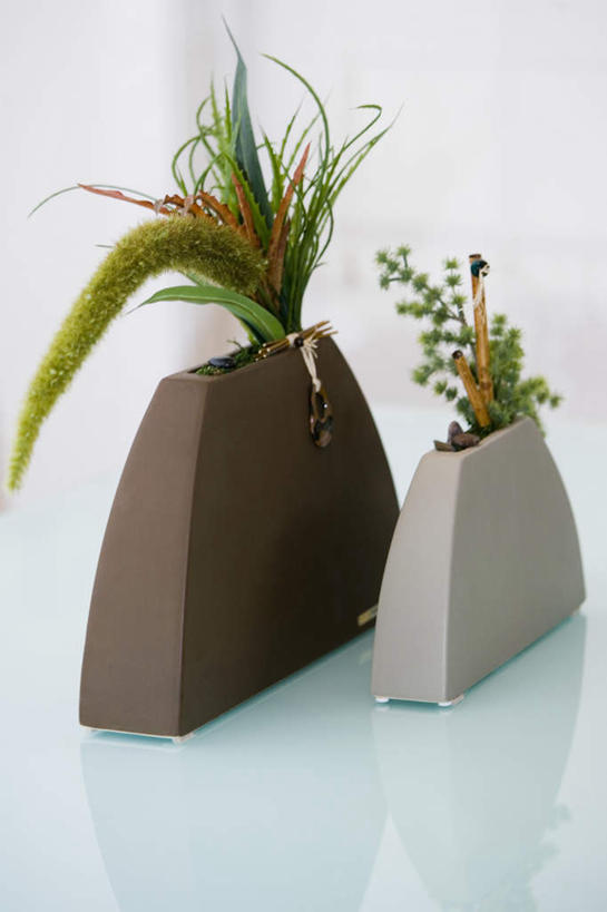 无人,竖图,室内,特写,白天,正面,智慧,桌子,花瓶,叶子,玻璃,艺术,装饰,陶瓷,绿叶,陶瓷制品,茶几,文化,玻璃制品,两个,插花,瓶子,嫩叶,华丽,修饰,插花艺术,点缀,创造,创作,想象,衬托,美观,雅致,雅观,叶,叶片,彩图