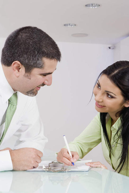 西方人,两个人,同事,商务人士,商务男性,商务女性,站,笑,微笑,露齿笑,竖图,室内,白天,仰视,衬衫,成功,合作,团队,集体,信心,桌子,电视,照明,欧洲,欧洲人,弯腰,握,套装,环保,笔,墙,灯光,办公用品,领带,拿,拿着,注视,队伍,顶灯,水笔,墙壁,墙面,灯,文具,绿色,白色,学习用品,灯具,液晶电视,观察,看,站着,清晰,握着,轻薄,能源,观看,鞠躬,文具用品,照亮,回收,资源,察看,领导,书写,象征,庄重,照明设备,成就,关注,彩电,礼仪,商务装,身份,记录板,合伙,领袖,利用,工薪阶层,便携,低碳,记事板,循环,弯身,尊敬,正式,地位,恭敬,彩色电视机,持续,床上桌,懒人桌,男人,男性,年轻女性,女人,女性,中年男性,白种人,白领,上班族,电视机,站立,半身,彩图,低角度拍摄,衬衣,高清