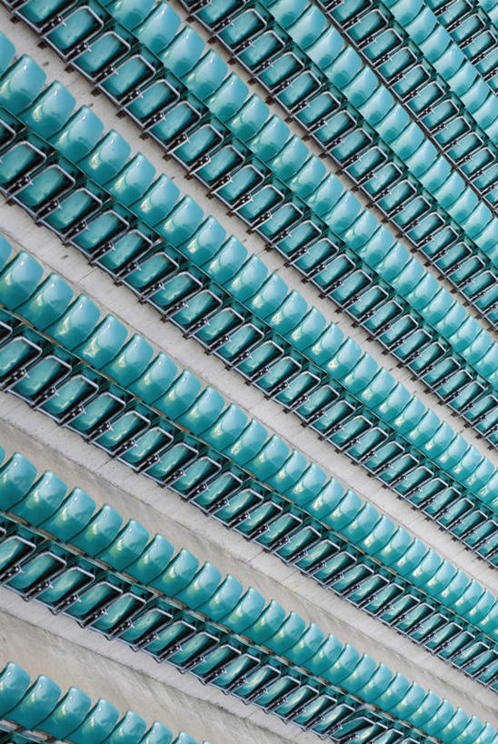 无人,体育馆,运动场,竖图,俯视,室外,白天,椅子,一排,许多,阴影,整齐,并列,并排,光线,影子,塑料,看台,体育场,座位,排列,绿色,阳光,塑料制品,队列,平行,运动馆,坐位,彩图,高角度拍摄