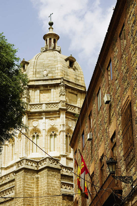 无人,教堂,竖图,室外,白天,仰视,旅游,度假,植物,标志建筑,地标,建筑,西班牙,欧洲,阴影,节日,电力,光线,电线,线,影子,云,云朵,电能,线路,云彩,文化,娱乐,建设,树,树木,蓝色,绿色,白云,蓝天,天空,阳光,自然,天,祈祷,享受,休闲,健康,旅游胜地,放松,许愿,宗教,信仰,生长,晴朗,成长,纪念,电,电源,电源线,祈求,基督教,南欧,天主教,能量,信念,托莱多,西班牙王国,托莱多省,托莱多大教堂,平安,晴空,彩图,低角度拍摄,大教堂,礼拜堂