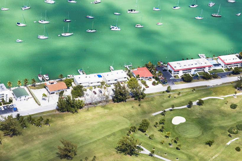 帆船,无人,宾馆,横图,俯视,航拍,室外,白天,度假,草地,草坪,海浪,海洋,美景,沙滩,植物,城市风光,城市,船,美国,一排,整齐,并列,并排,沙子,海岸,景观,浪花,沙地,娱乐,草,树,树木,排列,绿色,自然,海水,交通工具,享受,休闲,景色,放松,生长,成长,北美,北美洲,鸟瞰,队列,载具,美洲,平行,海景,佛罗里达,佛罗里达州,佛州,阳光州,北亚美利加洲,亚美利加洲,佛罗里达半岛,大海,风浪,海,海水的波动,海滩,近岸浪,涌浪,彩图,高角度拍摄,客店,客栈,旅店,旅馆,旅舍,汽车旅馆,佛罗里达群岛