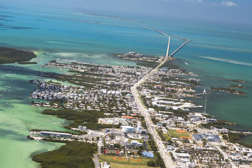 无人,家,码头,横图,俯视,航拍,室外,白天,度假,岛屿,海浪,海洋,美景,城市风光,城市,大桥,港口,立交桥,桥梁,美国,阴影,光线,影子,房屋,屋子,岛,景观,浪花,高架,斜拉桥,桥,娱乐,楼房,住宅,阳光,海水,享受,休闲,景色,放松,北美,北美洲,鸟瞰,美洲,海景,佛罗里达,佛罗里达州,佛州,阳光州,北亚美利加洲,亚美利加洲,佛罗里达半岛,大海,风浪,海,海水的波动,近岸浪,列岛,群岛,涌浪,诸岛,彩图,高角度拍摄,房子,摆渡口,埠头,渡口,渡头,港湾,海港,货运码头,口岸,商港,佛罗里达群岛