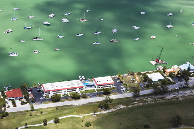 帆船,无人,宾馆,横图,俯视,航拍,室外,白天,度假,草地,草坪,海浪,海洋,美景,植物,城市风光,城市,船,美国,许多,景观,浪花,很多,娱乐,草,树,树木,绿色,自然,海水,交通工具,享受,休闲,景色,放松,生长,成长,北美,北美洲,鸟瞰,载具,美洲,海景,佛罗里达,佛罗里达州,佛州,阳光州,北亚美利加洲,亚美利加洲,佛罗里达半岛,大海,风浪,海,海水的波动,近岸浪,涌浪,彩图,高角度拍摄,客店,客栈,旅店,旅馆,旅舍,汽车旅馆,佛罗里达群岛