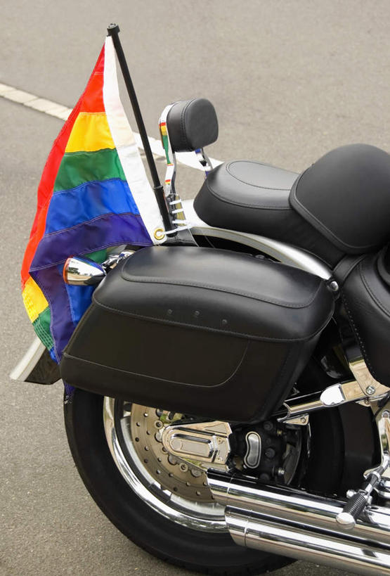 无人,竖图,俯视,彩色,室外,特写,白天,爱情,道路,路,公路,摩托车,旗帜,一辆,一面,分界线,停车线,交通,浪漫,旗子,车,交通工具,温暖,温馨,恩爱,恋人,车行道,车行道分界线,和睦,载具,标线,同性恋,车行线,旌旗,旗号,情侣,马路,彩图,高角度拍摄,彩虹旗,伴侣,融洽