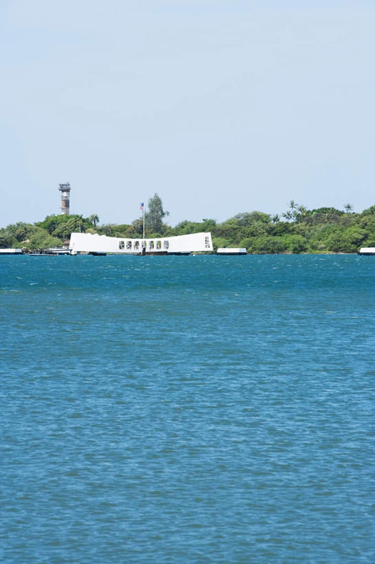 无人,竖图,室外,白天,正面,旅游,度假,岛屿,海浪,海洋,名胜古迹,植物,标志建筑,城市,地标,建筑,夏威夷,美国,阴影,遗迹,光线,影子,浪花,古迹,文物,娱乐,建设,古建筑,树,树木,蓝色,绿色,蓝天,天空,阳光,自然,海水,天,享受,休闲,旅游胜地,放松,生长,晴朗,成长,北美,北美洲,美洲,海景,古文明,万里无云,瓦胡岛,欧胡岛,火奴鲁鲁,首府,欧湖岛,夏威夷州,爱洛哈之州,亚利桑那纪念馆,亚利桑那号纪念馆,北亚美利加洲,亚美利加洲,聚集之岛,檀香山市,国家陵园,亚利桑那战舰纪念馆,大海,风浪,海,海水的波动,近岸浪,列岛,群岛,涌浪,诸岛,晴空,晴空万里,彩图,檀香山