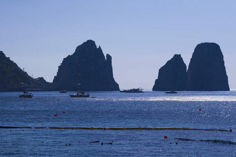 无人,横图,室外,白天,正面,旅游,度假,海浪,海洋,美景,山,山脉,船,意大利,欧洲,许多,阴影,光线,影子,景观,浪花,山峰,游艇,山峦,娱乐,蓝色,蓝天,天空,阳光,自然,海水,交通工具,群山,天,享受,休闲,景色,放松,晴朗,南欧,自然风光,载具,海景,卡普里,万里无云,意大利共和国,卡普里岛,坎帕尼亚,坎帕尼亚大区,卡碧岛,卡布里岛,女妖岛,大海,风浪,海,海水的波动,近岸浪,涌浪,晴空,晴空万里,彩图