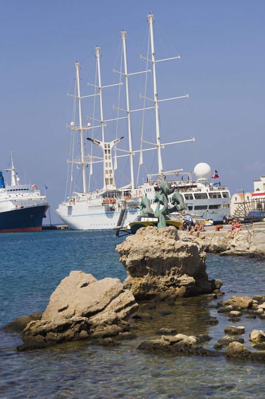 无人,竖图,室外,白天,正面,旅游,度假,海浪,海洋,石头,美景,轮船,船,希腊,欧洲,阴影,光线,石子,影子,景观,浪花,娱乐,蓝色,蓝天,天空,阳光,自然,海水,交通工具,天,享受,休闲,景色,放松,晴朗,自然风光,载具,海景,多德卡尼斯群岛,希腊共和国,万里无云,罗德岛,大海,风浪,海,海水的波动,近岸浪,石块,岩石,涌浪,晴空,晴空万里,彩图