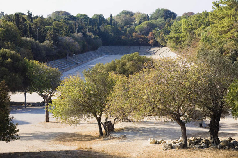 无人,体育馆,舞台,运动场,横图,室外,白天,正面,旅游,度假,名胜古迹,树林,植物,标志建筑,地标,建筑,希腊,欧洲,阴影,遗迹,光线,影子,古迹,文物,娱乐,建设,体育场,古建筑,树,树木,蓝色,绿色,蓝天,天空,阳光,自然,天,享受,休闲,旅游胜地,放松,生长,晴朗,成长,古文明,多德卡尼斯群岛,希腊共和国,万里无云,罗德岛,运动馆,晴空,晴空万里,表演台,彩图