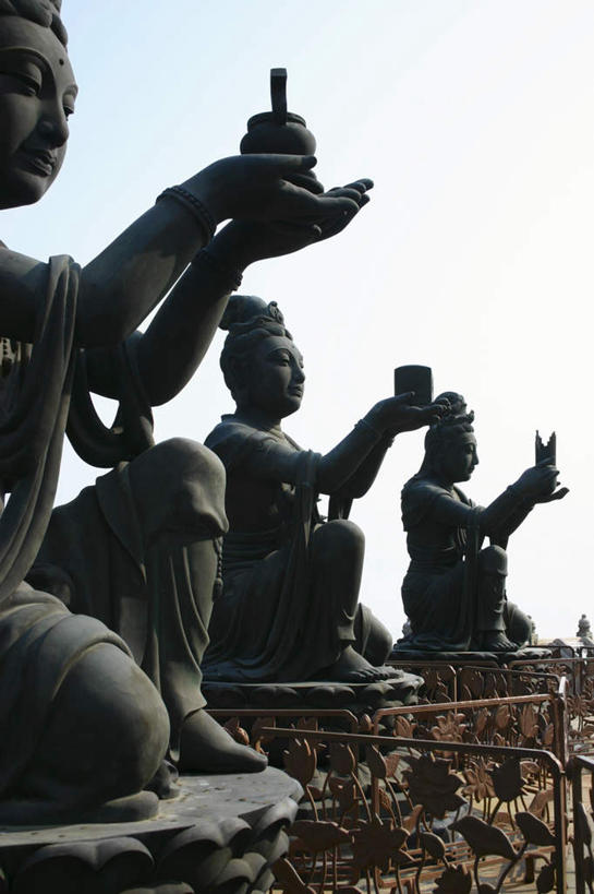 东方人,无人,三个人,跪,举,捧,竖图,室外,白天,正面,旅游,度假,名胜古迹,标志建筑,地标,建筑,雕塑,香港,中国,亚洲,一排,阴影,遗迹,艺术,整齐,装饰,光线,雕刻,雕像,影子,黄种人,古迹,文物,娱乐,建设,古建筑,排列,蓝色,蓝天,天空,阳光,工艺品,天,托,享受,休闲,旅游胜地,放松,晴朗,纪念,美术,港,队列,主题,陈列,古文明,东亚,大屿山,万里无云,宝莲寺,香港特别行政区,港澳台,中华人民共和国,功能,美学,宝莲禅寺,大濠岛,荃湾区,男人,男性,年轻男性,亚洲人,晴空,晴空万里,端,端着,跪着,举起,举手,举着,捧着,手捧,向上举,向上伸,向上托,半身,彩图