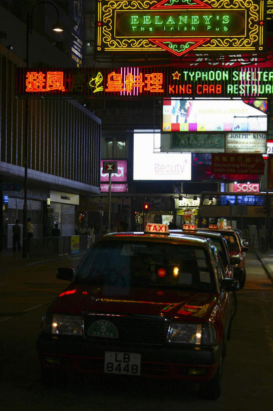 无人,竖图,彩色,室外,夜晚,正面,度假,美景,城市风光,城市,道路,路,霓虹灯,夜景,公路,出租车,汽车,香港,中国,亚洲,阴影,光线,影子,景观,灯光,七彩,交通,娱乐,光源,霓虹,车,灯,交通工具,轿车,享受,休闲,景色,放松,港,照明设备,载具,的士,计程车,东亚,九龙,香港特别行政区,港澳台,中华人民共和国,氖灯,九龙半岛,马路,彩图