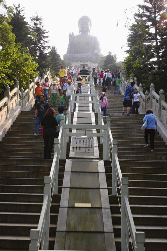 东方人,栏杆,站,走,竖图,室外,白天,仰视,旅游,度假,名胜古迹,日落,植物,楼梯,标志建筑,地标,建筑,雕塑,香港,中国,亚洲,行人,游客,游人,服装,遗迹,艺术,装饰,雕刻,雕像,扶手,阶梯,晚霞,霞光,落日,许多人,注视,休闲装,黄种人,古迹,文物,娱乐,建设,古建筑,护栏,路人,旅客,台阶,树,树木,衣服,绿色,自然,黄昏,工艺品,观察,看,站着,一群人,享受,休闲,休闲服,旅游胜地,彩霞,放松,服饰,生长,成长,观看,纪念,美术,港,察看,关注,主题,陈列,古文明,东亚,大屿山,宝莲寺,香港特别行政区,港澳台,中华人民共和国,功能,美学,夕照,宝莲禅寺,大濠岛,荃湾区,过客,男人,男性,女人,女性,中年男性,中年女性,亚洲人,夕阳,步行,散步,站立,走路,彩图,低角度拍摄,全身,斜阳