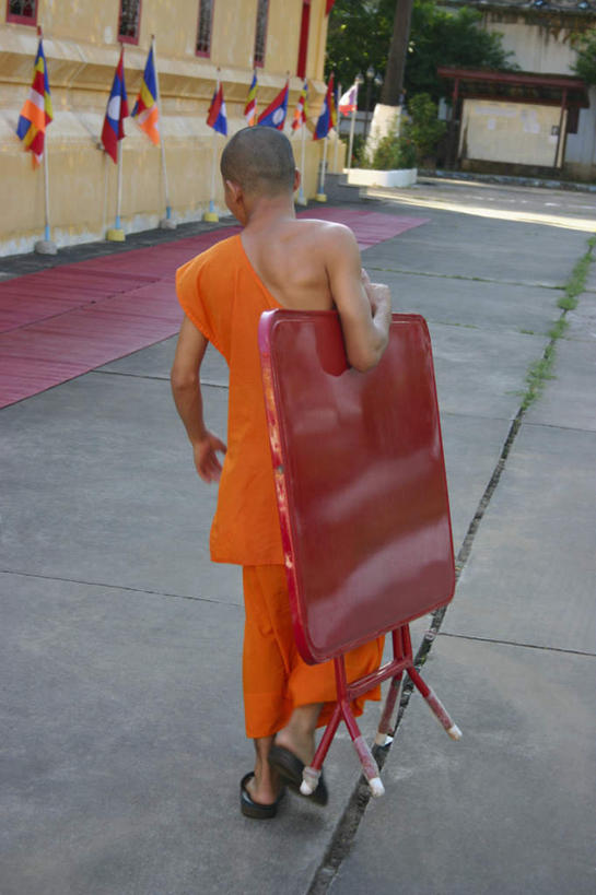 一个人,和尚,站,竖图,室外,白天,凉鞋,旅游,度假,标志建筑,地标,建筑,旗帜,鞋子,老挝,亚洲,仅一个男性,仅一个人,仅一个中年男性,握,阴影,光线,影子,墙,首都,娱乐,旗子,建设,墙壁,墙面,背面,阳光,站着,享受,休闲,橙色,旅游胜地,放松,握着,东南亚,万象,旌旗,旗号,老挝人民民主共和国,法衣,男人,男性,中年男性,亚洲人,印度人,僧人,站立,彩图,全身,僧衣